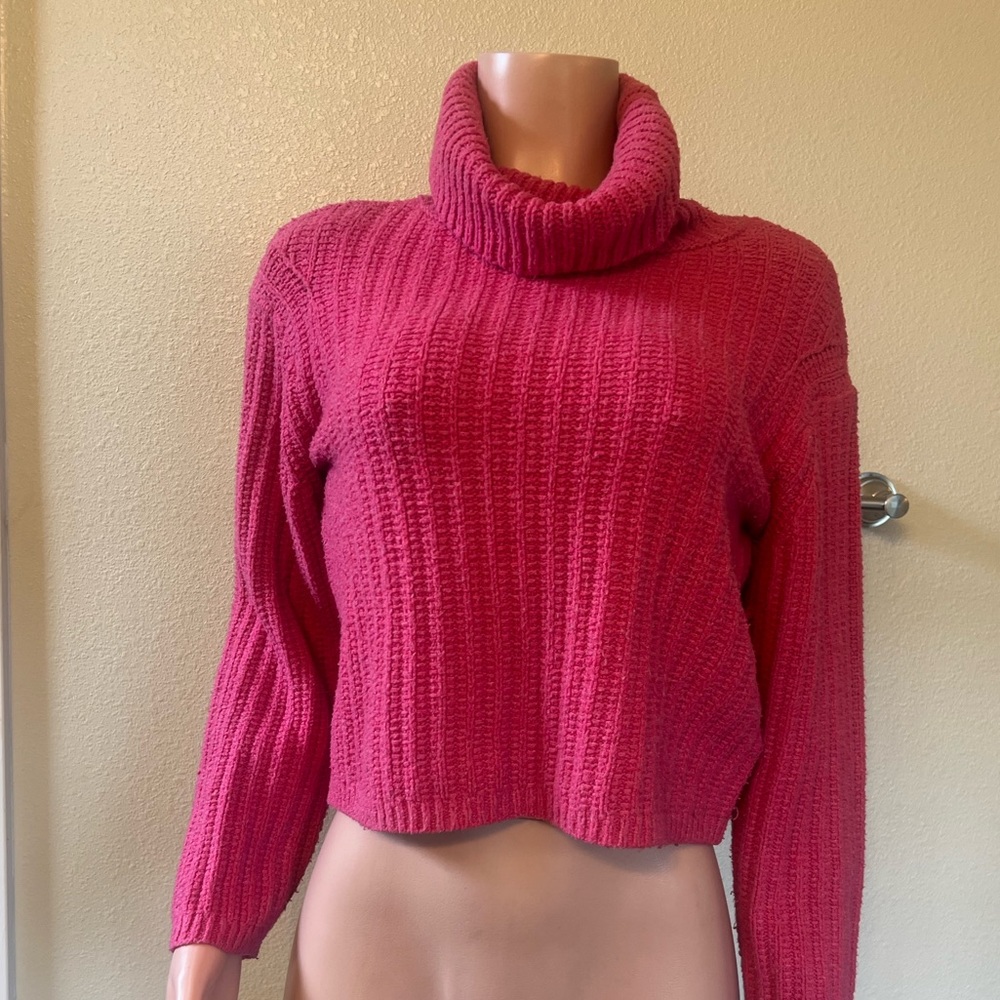Turtleneck Ribbed Cropped Sweater - Pink. Size S.